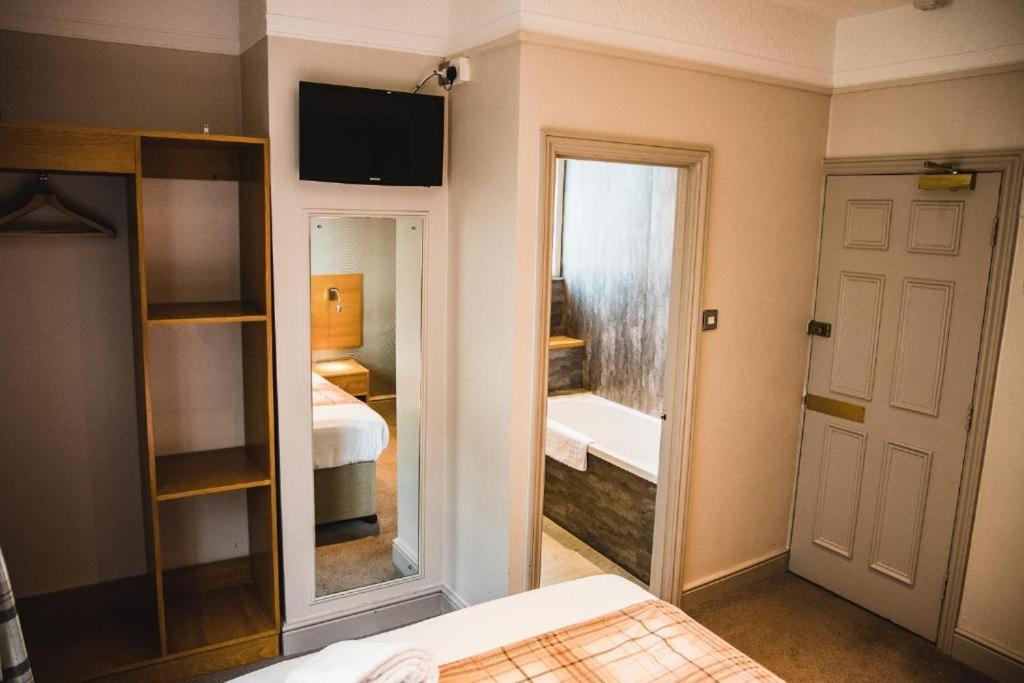 Oyo The Red Lion Hotel 3*